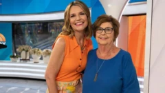 Пожилая женщина в синем и женщина помоложе в оранжевой футболке