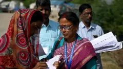 প্রত্যন্ত সুন্দরবনের মৌসুনি দ্বীপে ভোটার তালিকা সংশোধনের কাজ করছেন বুথ পর্যায়ের নির্বাচনী কর্মকর্তারা