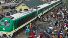 Aworan ọkọ oju irin atawọn eeyan rẹpẹtẹ