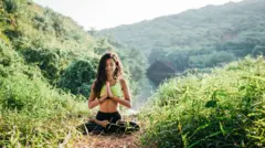 ইয়োগা করছেন এক নারী