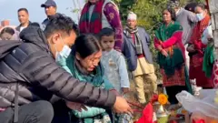 पोखरास्थित दुर्घटनास्थलमा मृतकका आफन्तजनहरू। 