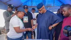 Gómìnà Dapo Abioldun nigba to n dibo nibi eto ijọba ibilẹ 