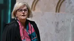 Rosa Weber caminhandoaposta ganha foguetinhocorredor do STF