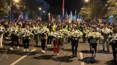 Studenti nose cveće za novosadske žrtve