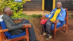 Misago Vedaste(wishe) yambaye imyenda y’umukara ibumoso ari kumwe na Ngandahimana Samuel /iburyo (wiciwe)