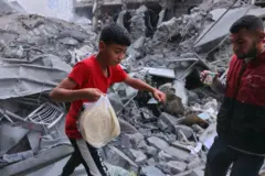 রুটি নিয়ে যাচ্ছে এক ফিলিস্তিনি শিশু 