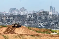 Esta foto mostra um tanque de guerra do exército israelense posicionado ao longo da fronteira com o território palestino em 19 de março de 2024