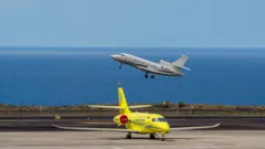 Un avión amarillo en la pista de Tenerife