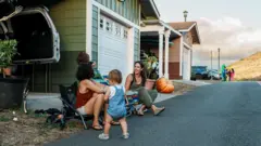 Uma família na porta de sua casa nos Estados Unidos