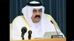 الشيخ حمد في عام 1999 وهو يلقي خطاباً أمام لجنة مكونة من 32 عضواً لمناقشة كتابة أول مشروع للدستور في تاريخ البلاد، وأمهل الشيخ أعضاء اللجنة ثلاث سنوات لتقديم الاقتراحات حول مسودة الدستور الجديد. واعتبرت هذه الخطوة الأولى تجاه تطبيق الديمقراطية في قطر، وتمت الموافقة بالفعل على مسودة الدستور في عام 2003 بعد التصويت عليها.