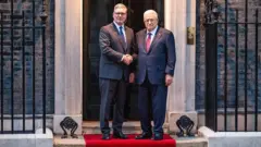 ستارمر وعباس في داوننغ ستريت