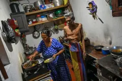 ආදයම් මාර්ග බිඳ වැටීම හමුවේ පෝෂණ අර්බුදයට අමතරව ජනතාව මානසික පීඩාකාරී තත්තවයකට මුහුණ පෑමේ අවධානමක් තිබේ.