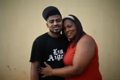 Edwuar Hernández abraçado com a mãe em Los Pescadores, no Estado de Zulia, na Venezuela, após ser liberado de Cecot