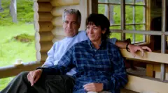 Jeffrey Epstein ve eski kız arkadaşı Ghislaine Maxwell ahşap bir kulübenin verandasında bankta yan yana oturuyor, kolları birbirine dolanmış