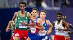 Bir olomon kampirni sikishyapti.