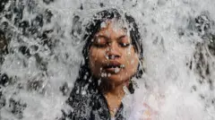 Melukat, perempuan, Bali 