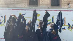 اعتراض دختران دانش‌اموز