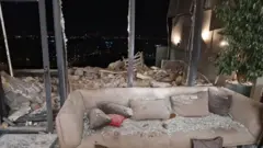 Наслідки влучання уламків в житловий будинок в Соломʼянському районі.