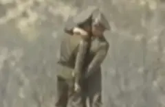 북한군 남성 두명이 키스하는 모습 