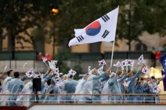 파리 올림픽 개막식 중간 입장하는 한국 선수들