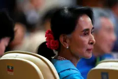 လာအိုနိုင်ငံမှာ ၂၀၁၆ ခုနှစ်တုန်းက ကျင်းပတဲ့ အာဆီယံ အစည်းအဝေးပွဲ အလုပ်သဘောညစာစားပွဲမှာမြင်တွေ့ရတဲ့ ဒေါ်အောင်ဆန်းစုကြည် 