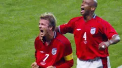 Beckham en la cancha, con la camiseta roja de la selección de Inglaterra.