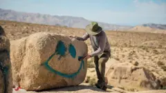 낙서하는 관광객