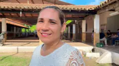 Laura Díaz no pátio da escola Juan de Ayolas em Puerto Casado