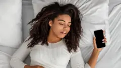 झोपेत बडबडणाऱ्या लोकांना इंग्रजीमध्ये 'स्लीप टॉकर' म्हणतात