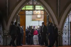 Leão 14 acompanhado de membros do clero deixando a Igreja Nossa Senhora de Fátima em Luanda, Angola, em 20 de abril de 2026