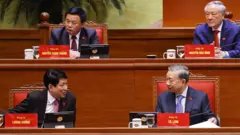 Ông Lương Cường (trái) và ông Tô Lâm tại Đại hội 14