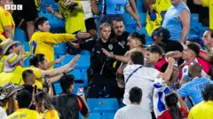 درگیری بازیکن اروگوئه با تماشاگران کلمبیا