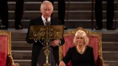 ဗြိတိန်ရဲ့ အထက်၊ အောက် ပါလီမန် နှစ်ရပ်စလုံးကို ဘုရင် အနေနဲ့ ပထမဆုံး မိန့်ခွန်းပြောကြား