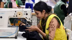 পোশাক কারখানায় কাজ করছেন কর্মীরা 