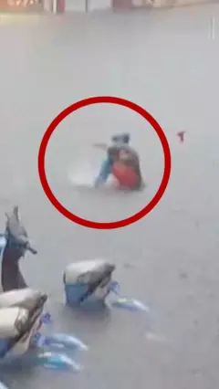 Poplave u Kini: Snimak spasavanja žene