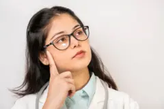 सरकारी आंकड़ों के मुताबिक, भारत में 13 लाख 86 हज़ार से अधिक एलोपैथिक डॉक्टर हैं