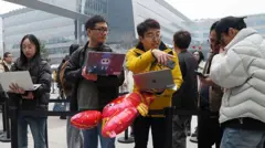 在北京排队装&ldquo;龙虾&rdquo;的人们。