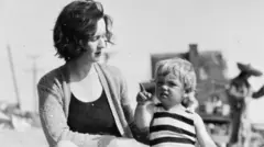 Gladys Pearl Baker con su hija Norma Jeane Baker (futura Marilyn Monroe) sentadas en la playa