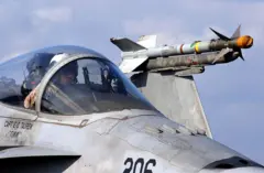 F/A-18 Hornet savaş uçağı 20 Mart 2003'te Irak üzerindeki görevleri için kalkış hazırlığı yaparken AIM-9 Sidewinder füzesiyle donatılmış halde görülüyor