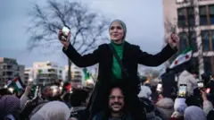 Warga Suriah yang tinggal di Essen, Jerman, merayakan runtuhnya rezim Assad pada Minggu, 8 Desember 2024