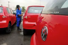 Homem limpa carro vermelho total flex