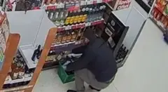 Homem colocando garrafasboleto betanocestaboleto betanosupermercado