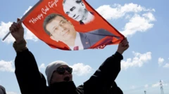 Elinde Ekrem İmamoğlu ve Atatürk bayrağı olan bir kadın var