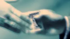 Imagem de alguém recebendo uma nota de dinheiro, ilustrando o conceito de corrupção