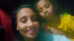 Heaven Awot w'imyaka irindwi (iburyo) ari kumwe na nyina Abekyelesh Adeba, iminsi itatu mbere yuko yicwa 