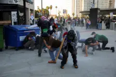 Personas huyen de los gases lacrimógenos lanzados por la policía.