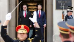 له ښۍ خوا د امريکا دفاع وزير پيټ هګسېټ د امريکا دفاع وارت کې له خپل اسرائيلي سيال اسرائيل کاتس سره