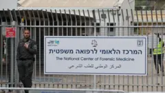 حماس تسلم جثث الرهائن الإسرائيليين الأربعة، تل أبيب، إسرائيل – 20 فبراير/شباط 2025
