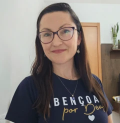 Criadora de conteúdo Tai Squinalli usa camiseta com frase Abençoada por Deus