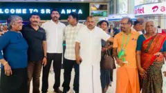 ඉන්දියාවේ හිටපු අග්‍රාමාත්‍ය රජීව් ගාන්ධි ඝාතනයට වැරදිකරුවන් වී වසර 33 ක් සිර දඬුවම් ලබා නිදහස ලැබූ  ලාංකිකයින් තිදෙනකු අද (අප්‍රේල් 03 වැනිදා) දහවල් කටුනායක ගුවන් තොටුපොළ වෙත පැමිණියේය.